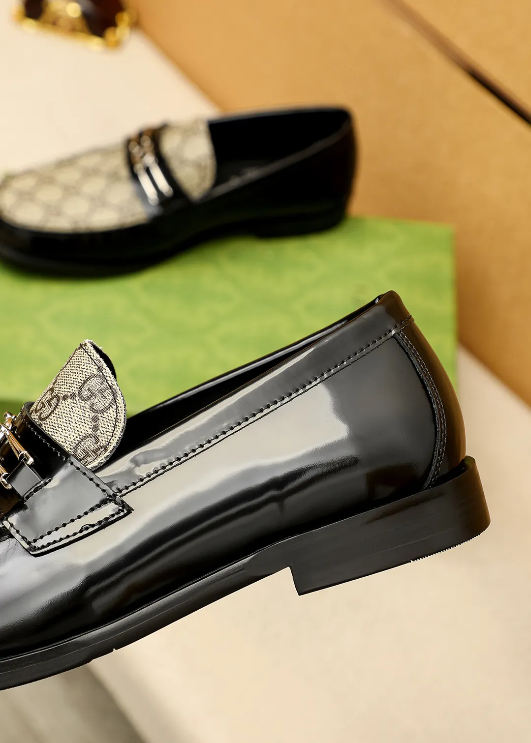 Men's shoes 💰480 💐 Product trademark: GUCCI "Gucci" casual leather shoes Regular size: 38-44 (45.46🉑️customized) Product materials: Selected imported first-layer calfskin embossed upper + luxury hardware buckle, imported water-dyed cowhide leather lining. Strong three-dimensional visual effect, original outsole color: 2 colors available